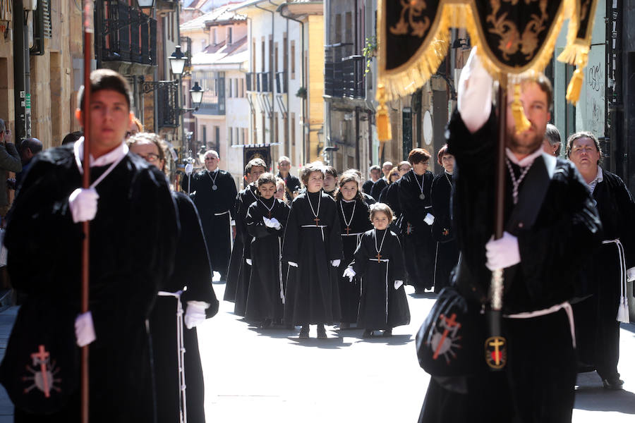 Centenares de personas siguen a Jesús Resucitado en Oviedo