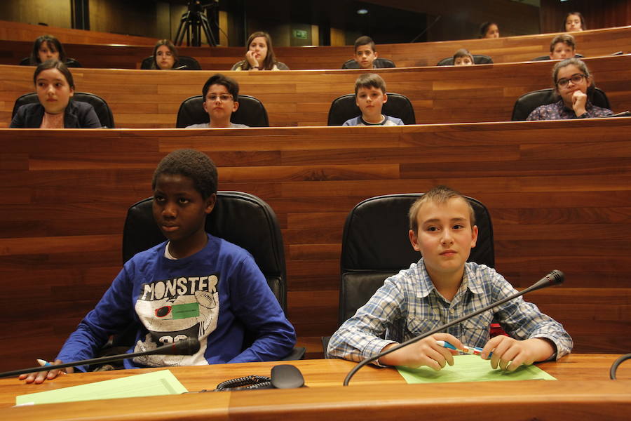 La Junta General del Principado abre sus puertas a los niños