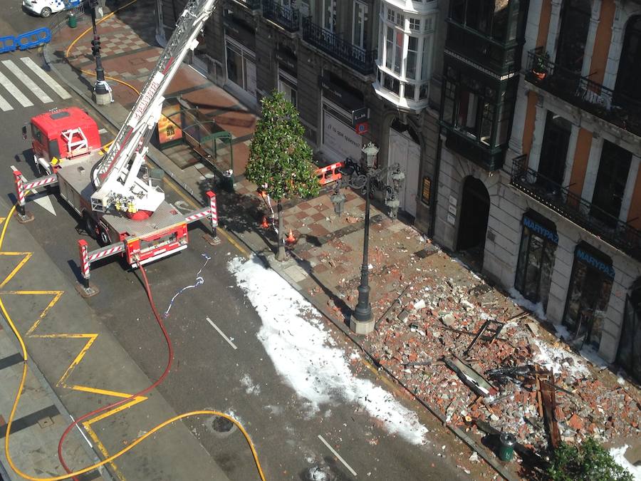Continúan las tareas de enfriamiento tras el incendio de Oviedo
