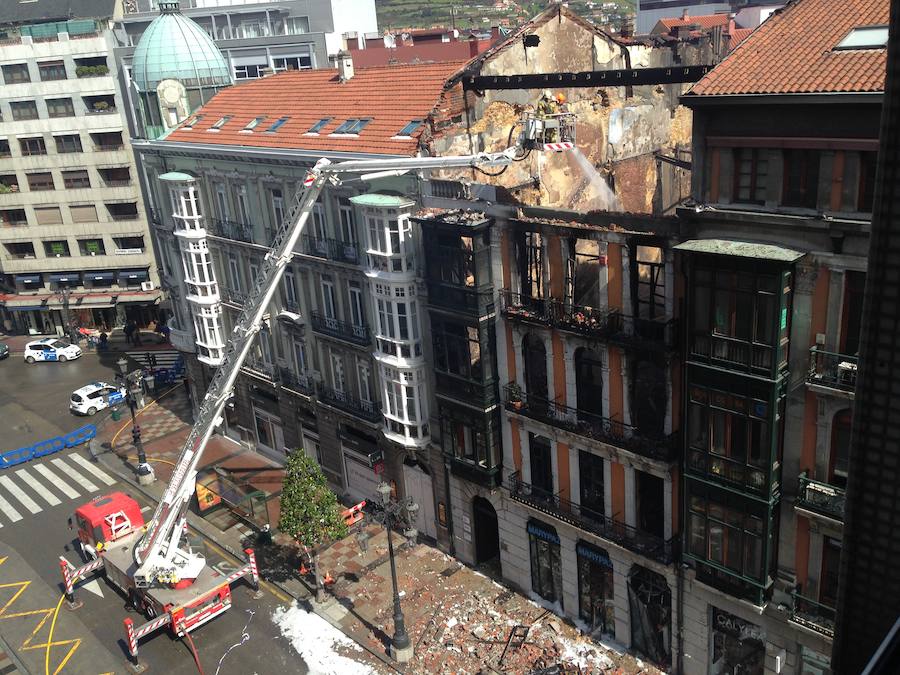 Continúan las tareas de enfriamiento tras el incendio de Oviedo