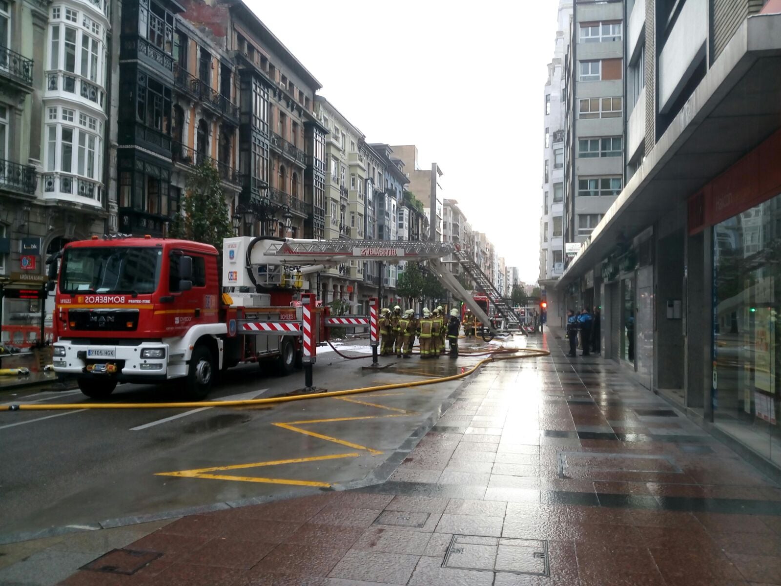 Continúan las tareas de enfriamiento tras el incendio de Oviedo