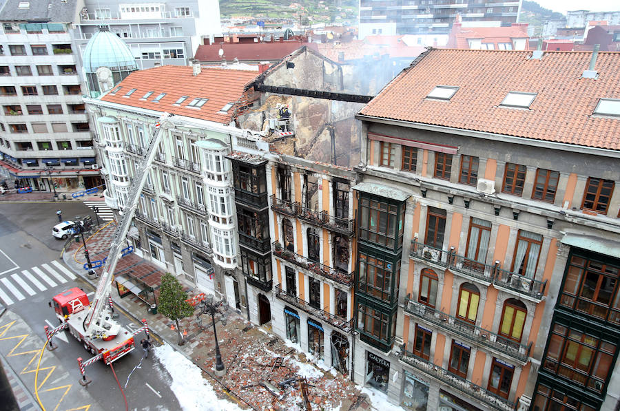 Continúan las tareas de enfriamiento tras el incendio de Oviedo