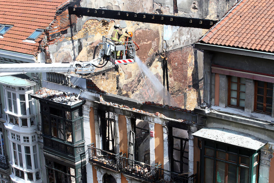 Continúan las tareas de enfriamiento tras el incendio de Oviedo