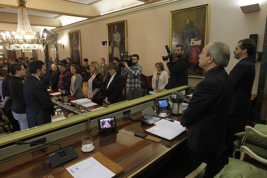 Minuto de silencio en el Ayuntamiento de Oviedo en memoría de Eloy Palacio.