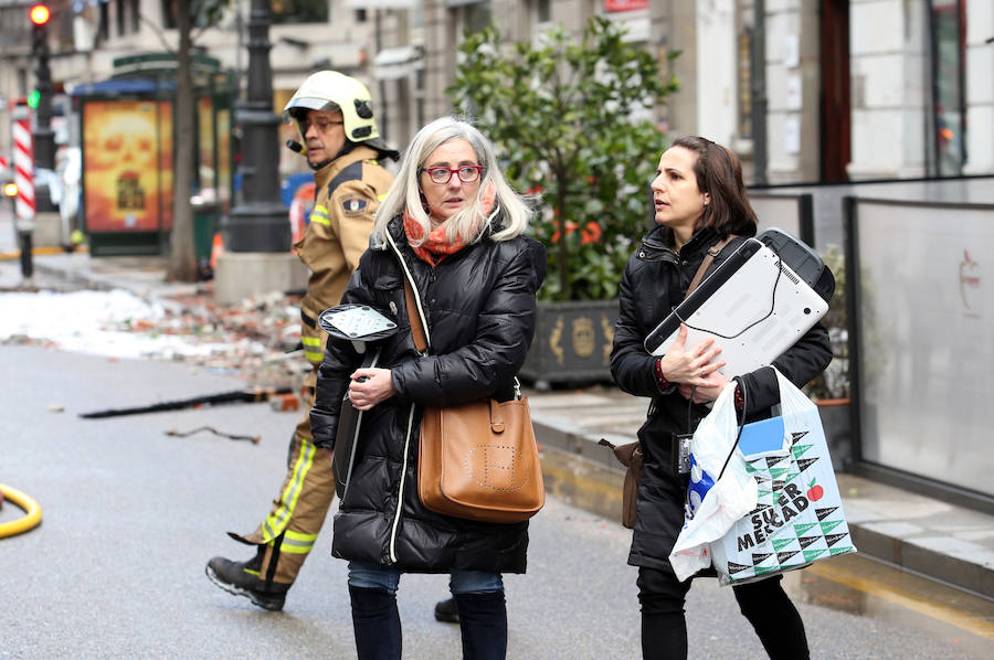Continúan las tareas de enfriamiento tras el incendio de Oviedo