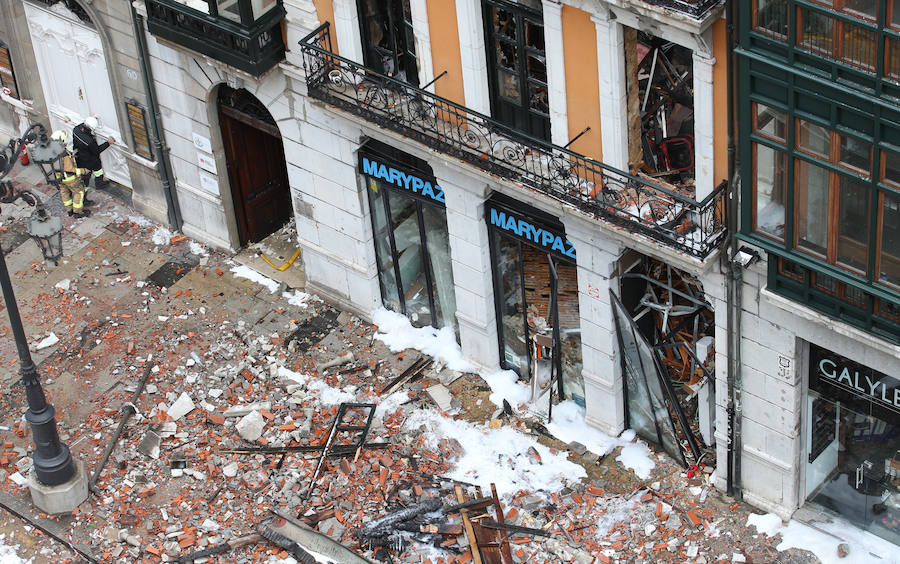 Continúan las tareas de enfriamiento tras el incendio de Oviedo