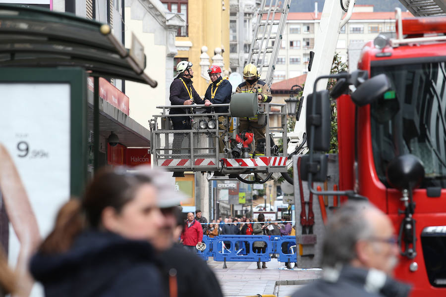 Continúan las tareas de enfriamiento tras el incendio de Oviedo