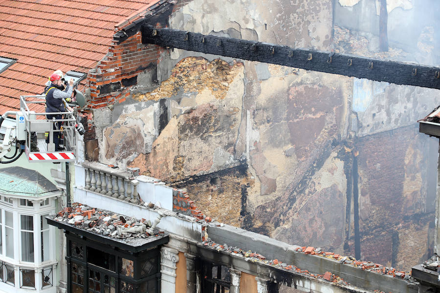 Continúan las tareas de enfriamiento tras el incendio de Oviedo