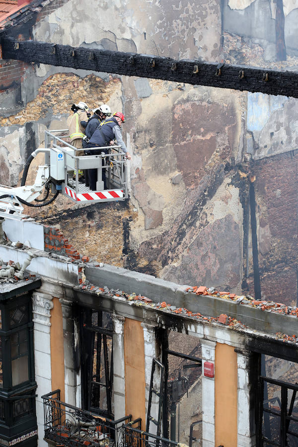 Continúan las tareas de enfriamiento tras el incendio de Oviedo