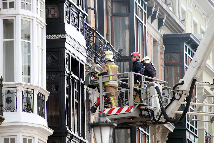 Continúan las tareas de enfriamiento tras el incendio de Oviedo