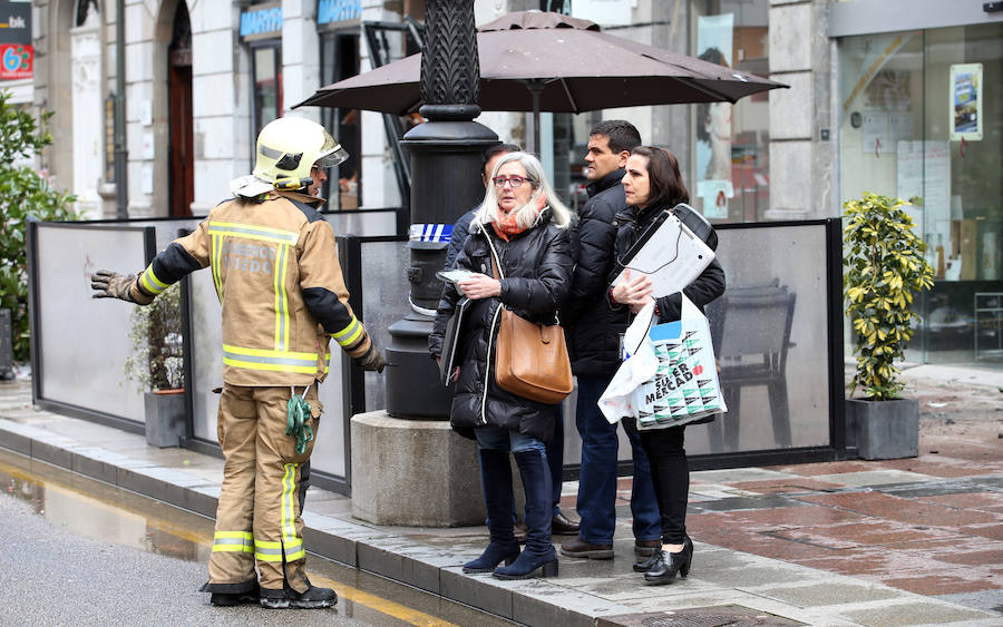 Continúan las tareas de enfriamiento tras el incendio de Oviedo