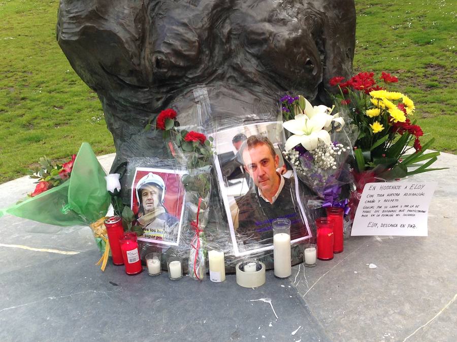 Velas en el parque San Francisco en recuerdo del bombero fallecido.