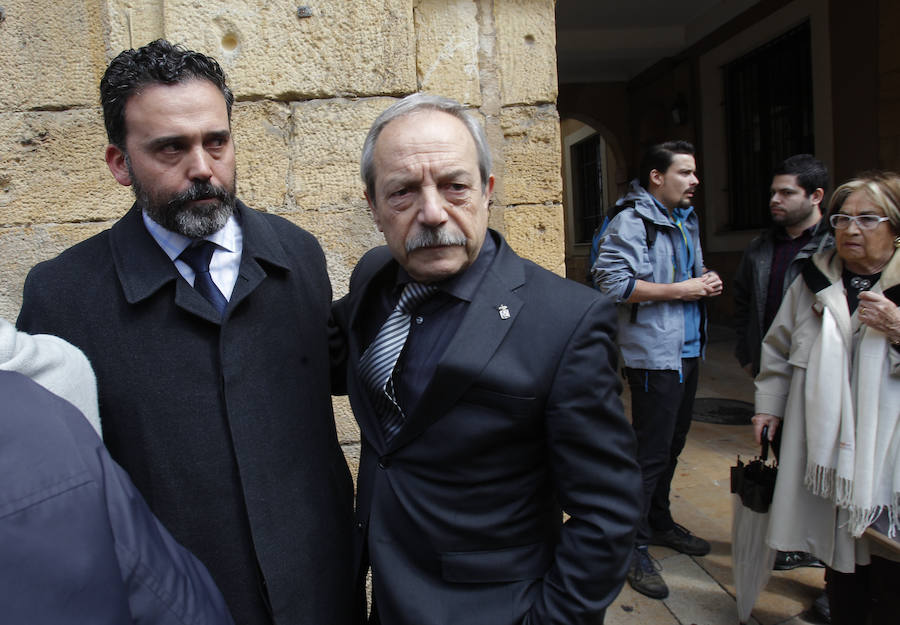 La Corporación municipal ha guardado un minuto de silencio en recuerdo del bombero fallecido en el incendio de la calle Uría.