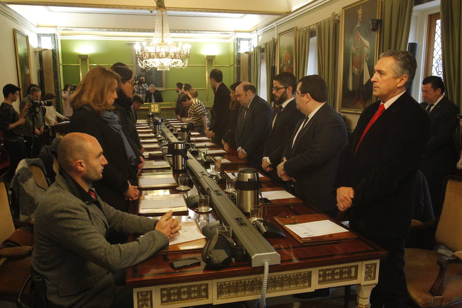 La Corporación municipal ha guardado un minuto de silencio en recuerdo del bombero fallecido en el incendio de la calle Uría.