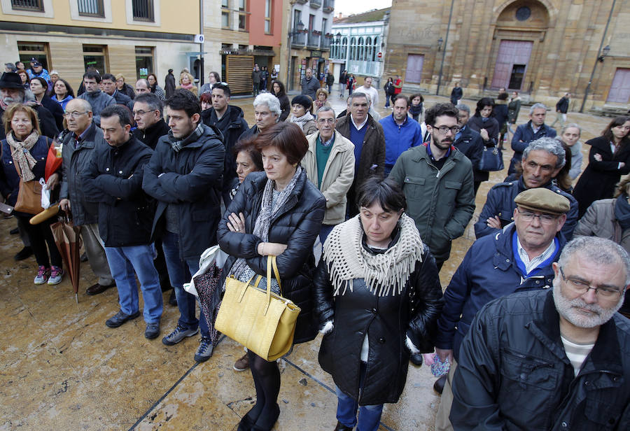 Numerosos vecinos se han concentrado ante el Ayuntamiento de Oviedo para expresar su consternación por la muerte de Eloy.