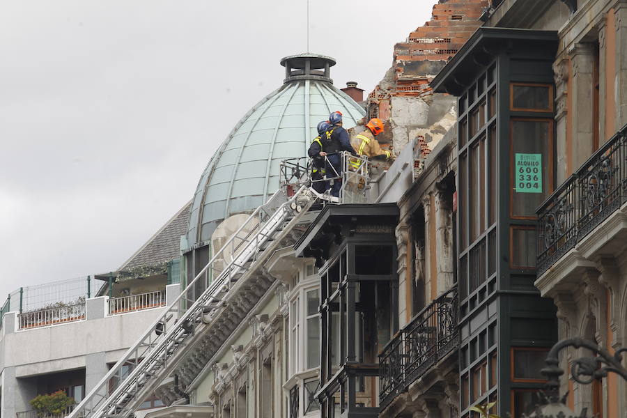 La calle Uría de Oviedo, acordonada tras el incendio