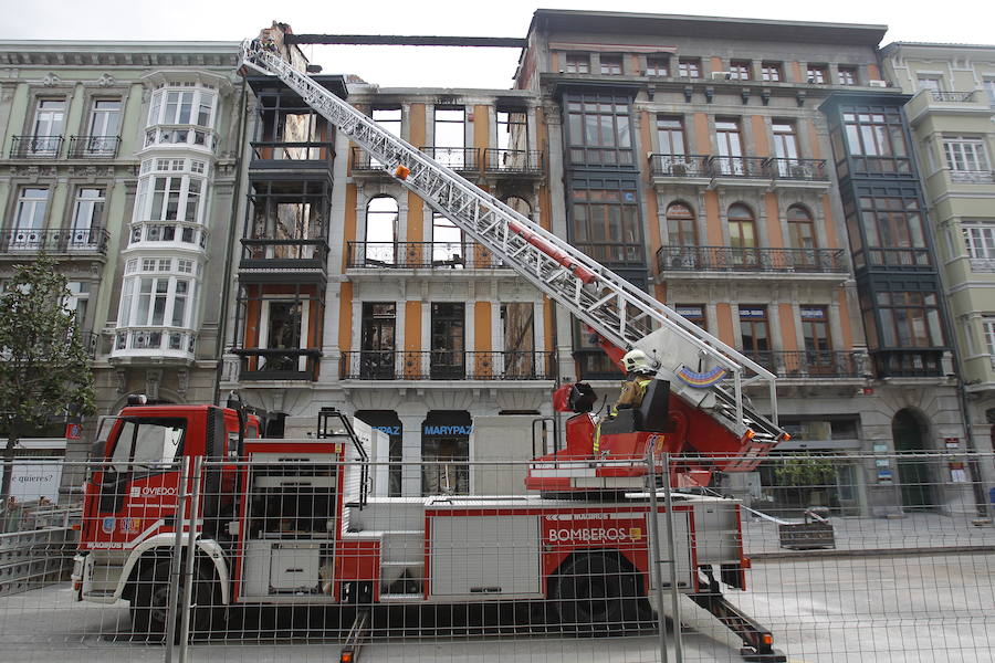La calle Uría de Oviedo, acordonada tras el incendio