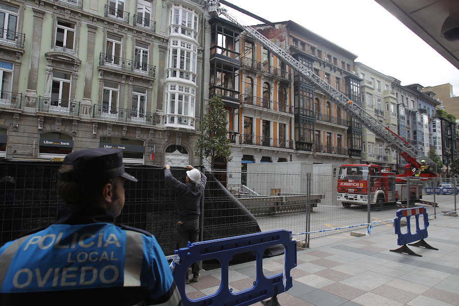 La calle Uría de Oviedo, acordonada tras el incendio