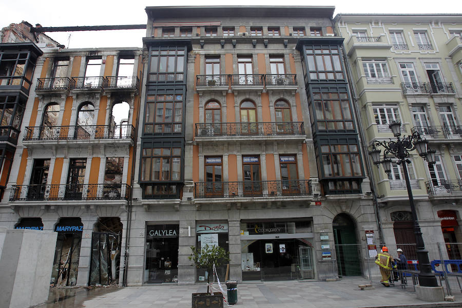 La calle Uría de Oviedo, acordonada tras el incendio