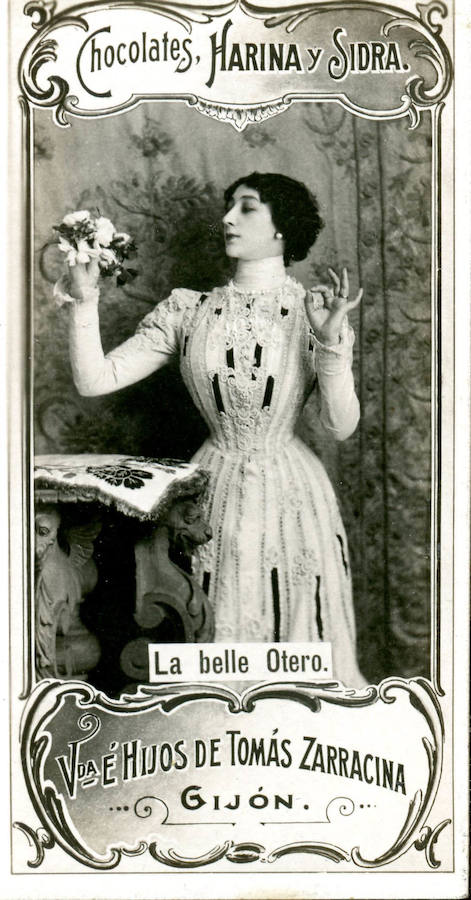 Cromo con fotografía de La belle Otero, de una serie dedicada a artistas de la fábrica de chocolates, harina y sidra de Vda. e Hijos de Tomás Zarracina (Gijón). h. 1899.