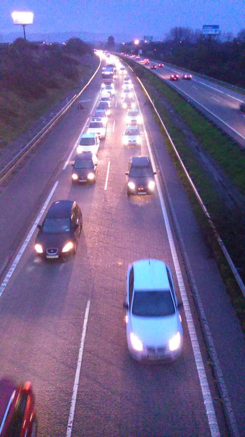 Segunda jornada de retenciones en la &#039;Y&#039; por las obras de reparación del pavimento