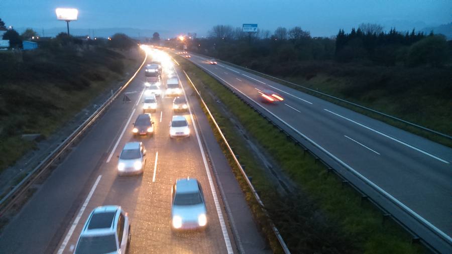 Segunda jornada de retenciones en la &#039;Y&#039; por las obras de reparación del pavimento