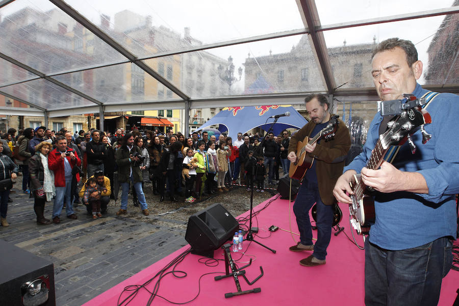 Ambiente festivo en la Plaza Mayor por el Gijón Sound Festival