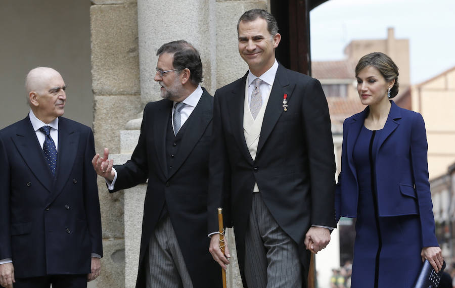 os reyes Felipe y Letizia, junto al presidente del Gobierno en funciones, Mariano Rajoy (2-i), a su llegada esta mañana al Paraninfo de la Universidad de Alcalá de Henares.