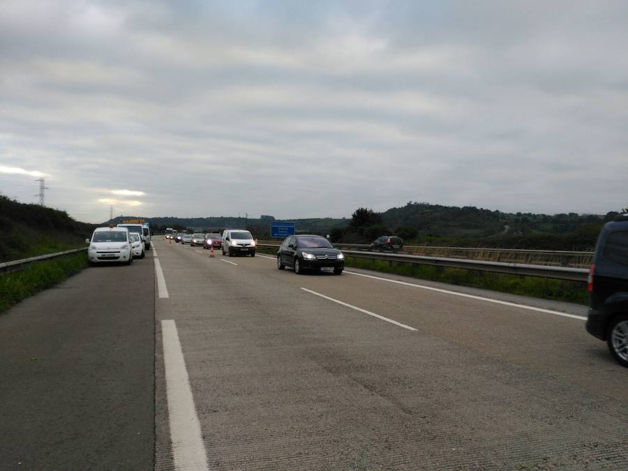 Retenciones kilométricas en la Y por las obras para tapar baches