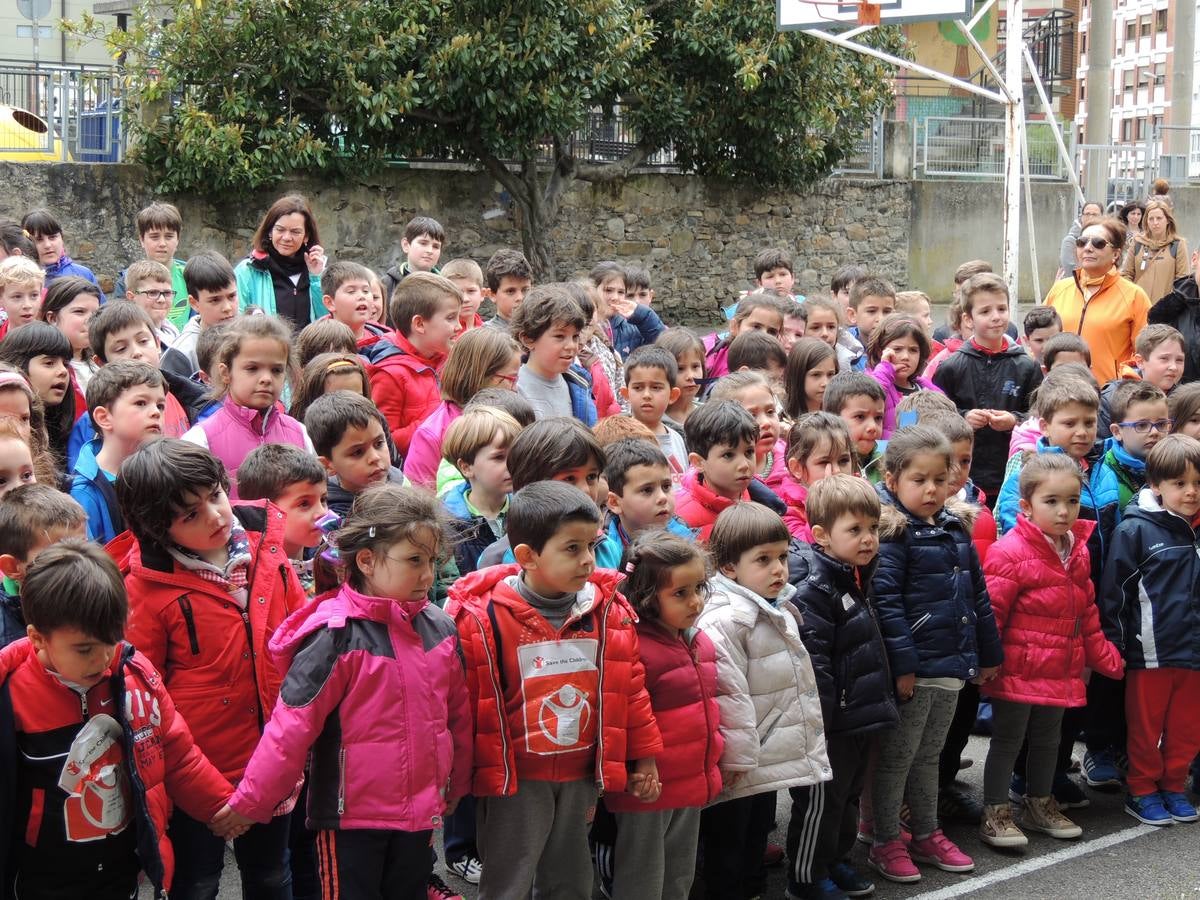 Un nuevo olmo en el patio del colegio Alejandro Casona, de Cangas del Narcea