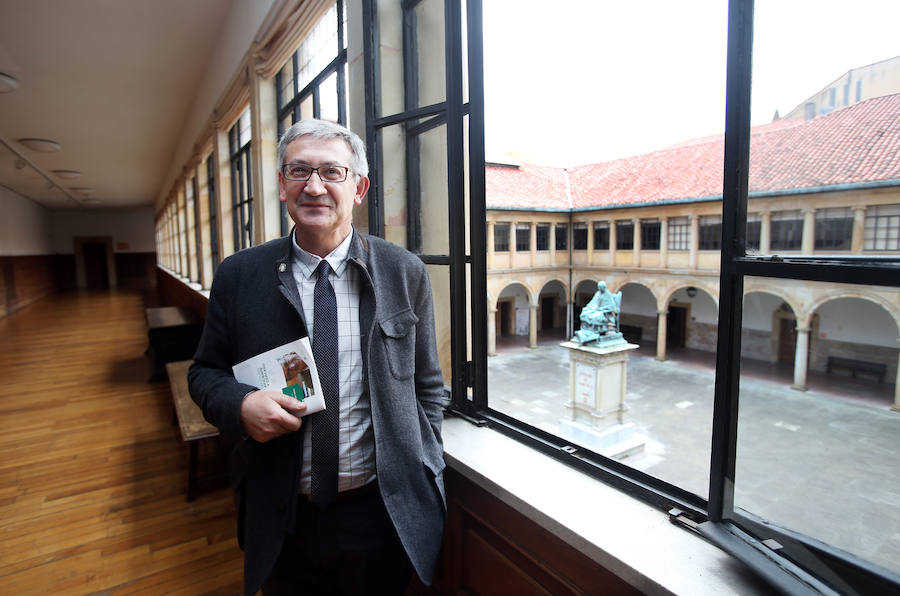 Santiago García Granda estrena su despacho de rector