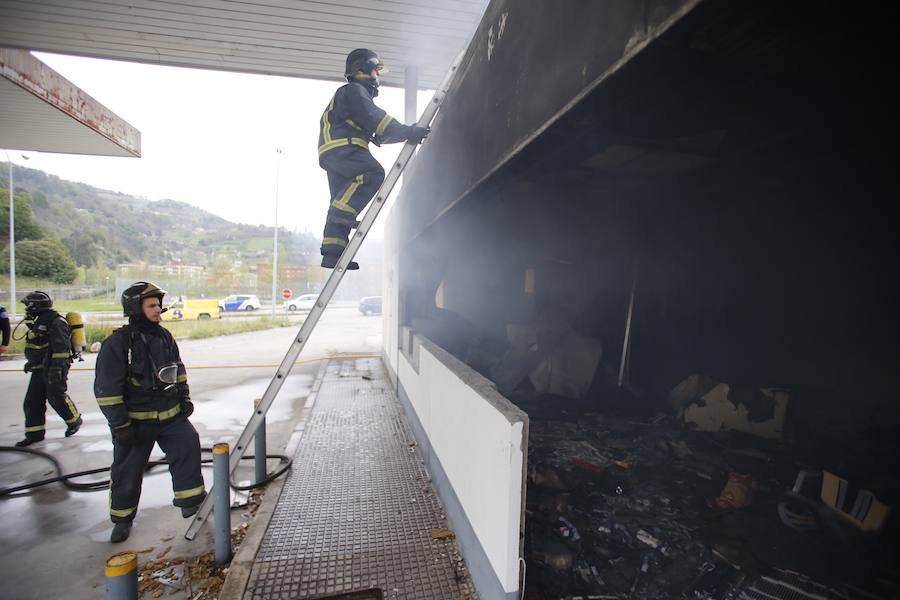 Las llamas destrozan una gasolinera abandonada en el polígono de La Florida