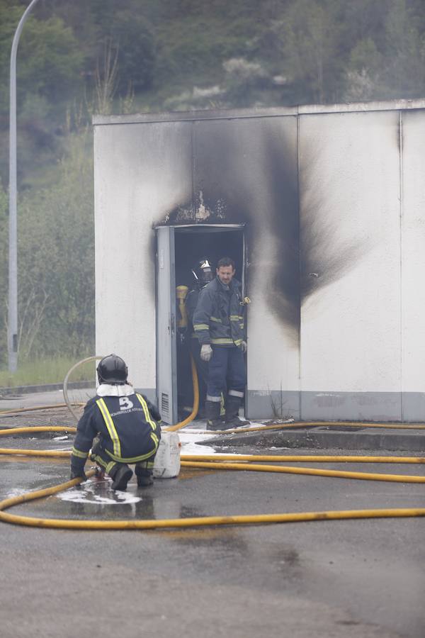 Las llamas destrozan una gasolinera abandonada en el polígono de La Florida