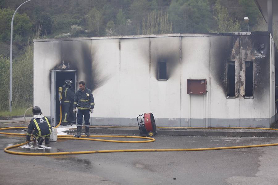 Las llamas destrozan una gasolinera abandonada en el polígono de La Florida
