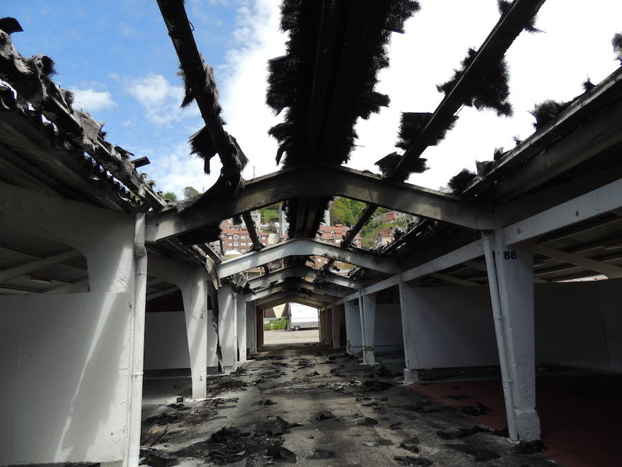 Arde parte de la cubierta del ferial de Tineo