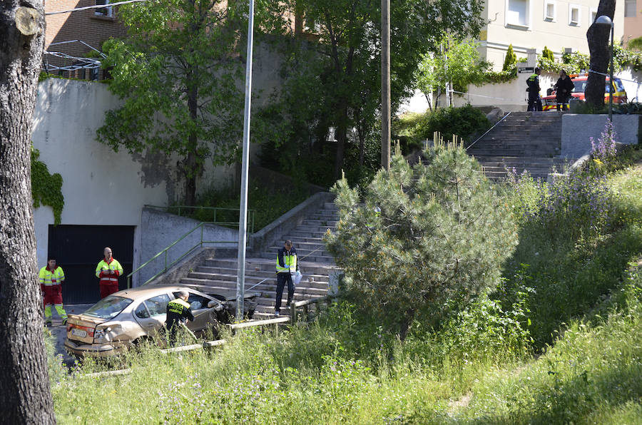 Muere tras caer el coche en el que iba por unas escaleras