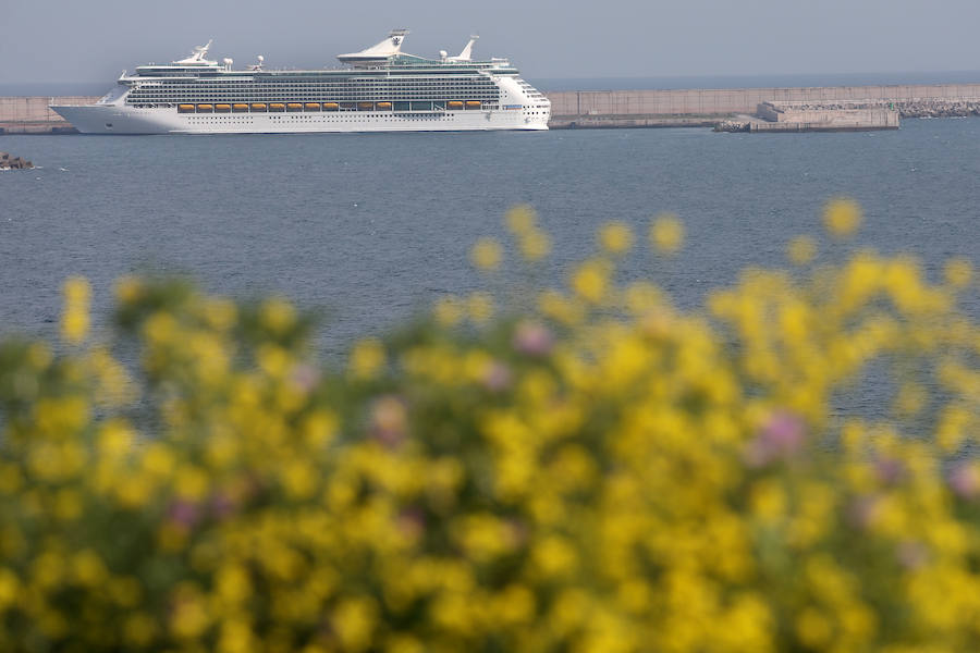 Primera escala gijonesa del &#039;Navigator of the Seas&#039;