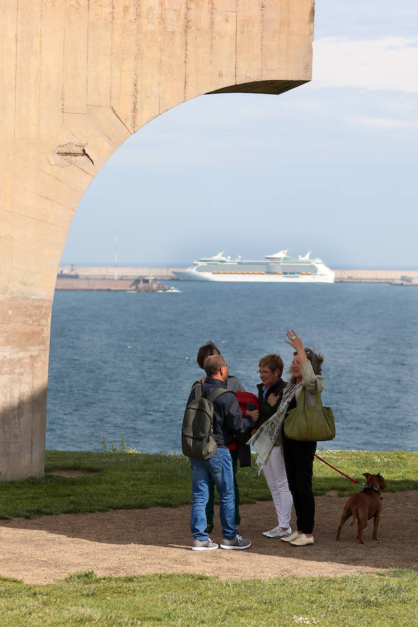 Primera escala gijonesa del &#039;Navigator of the Seas&#039;