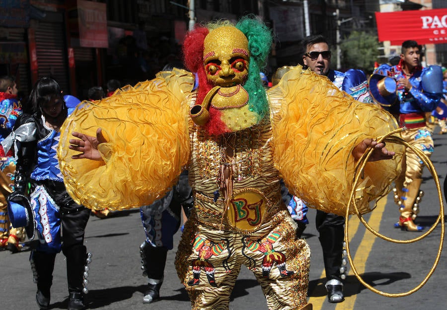 Jolgorio y disfraces en Bolivia