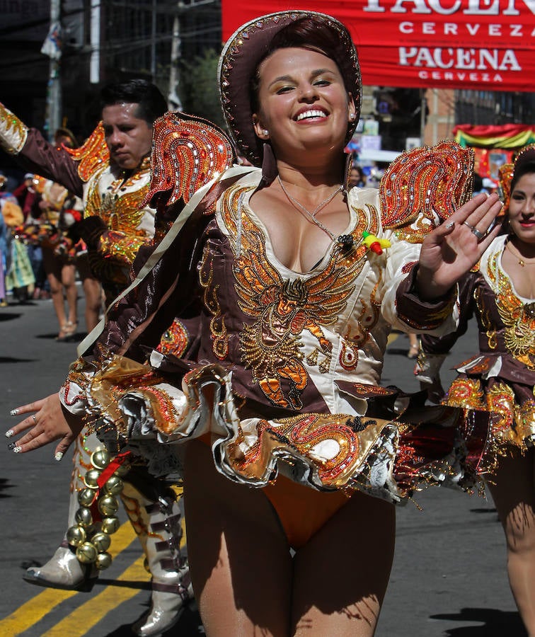 Jolgorio y disfraces en Bolivia