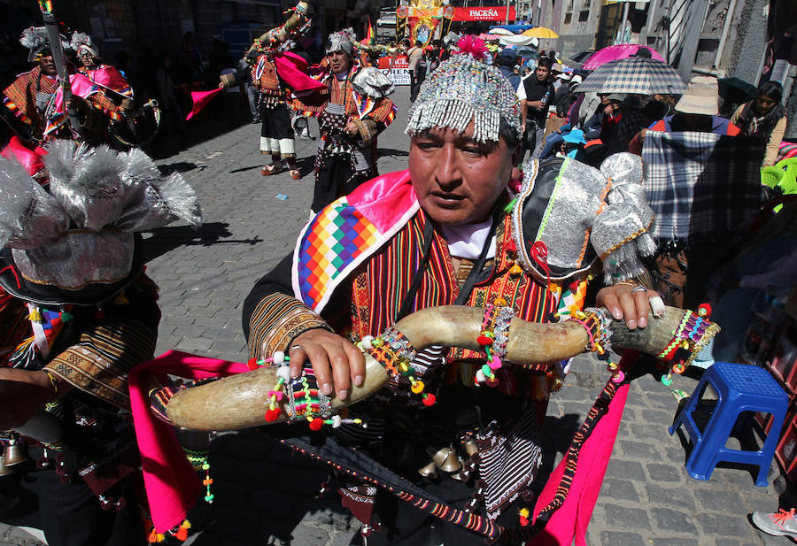 Jolgorio y disfraces en Bolivia