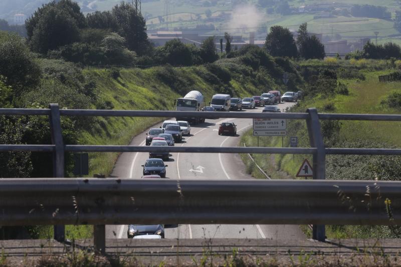 Vuelca un camión en la rotonda de Tremañes