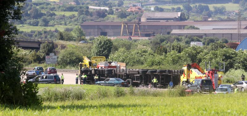 Vuelca un camión en la rotonda de Tremañes