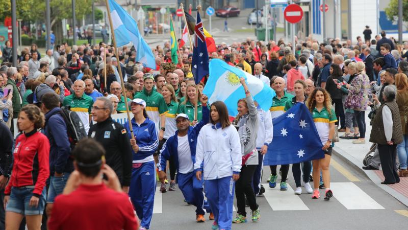 Un desfile por las calles de Avilés abre el Mundial de Duatlón