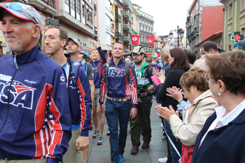 Un desfile por las calles de Avilés abre el Mundial de Duatlón