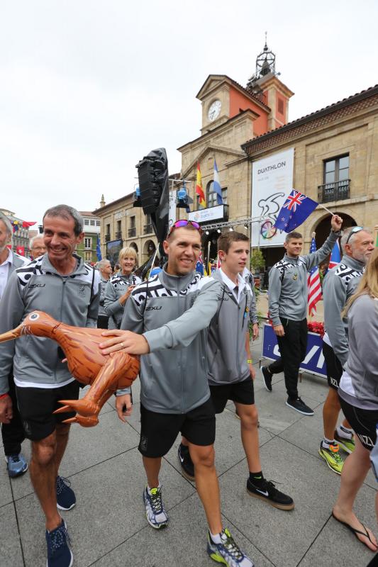 Un desfile por las calles de Avilés abre el Mundial de Duatlón