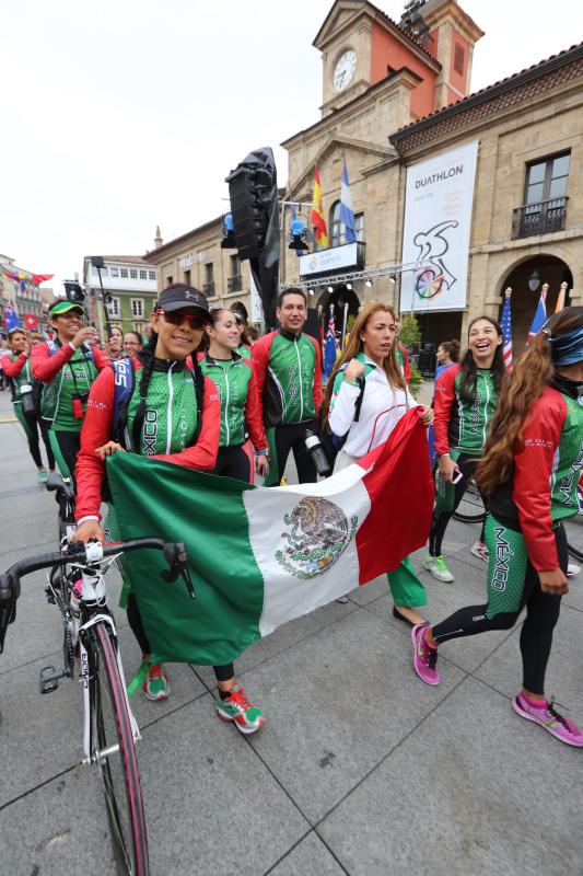 Un desfile por las calles de Avilés abre el Mundial de Duatlón