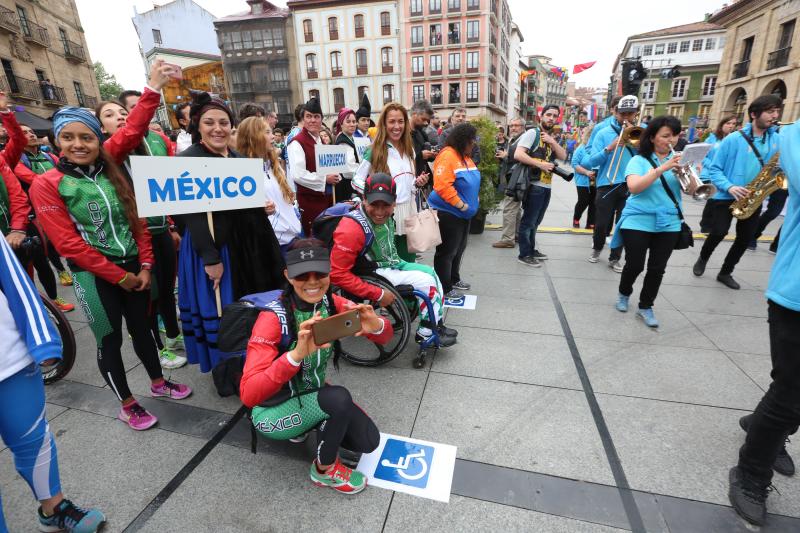 Un desfile por las calles de Avilés abre el Mundial de Duatlón