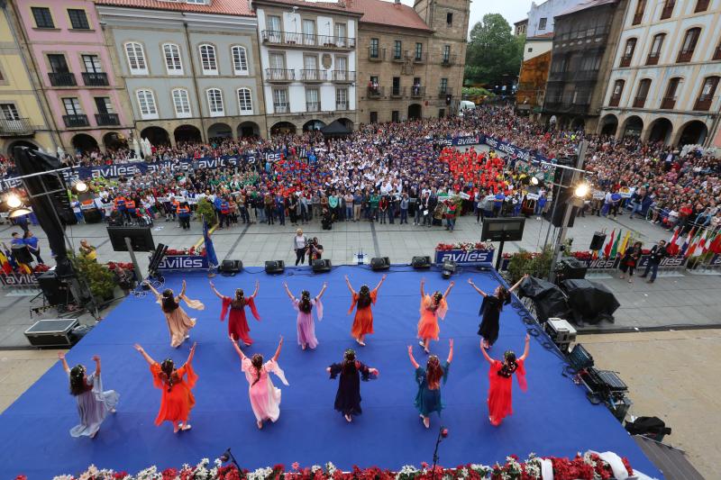 Un desfile por las calles de Avilés abre el Mundial de Duatlón