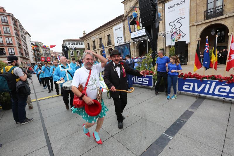 Un desfile por las calles de Avilés abre el Mundial de Duatlón